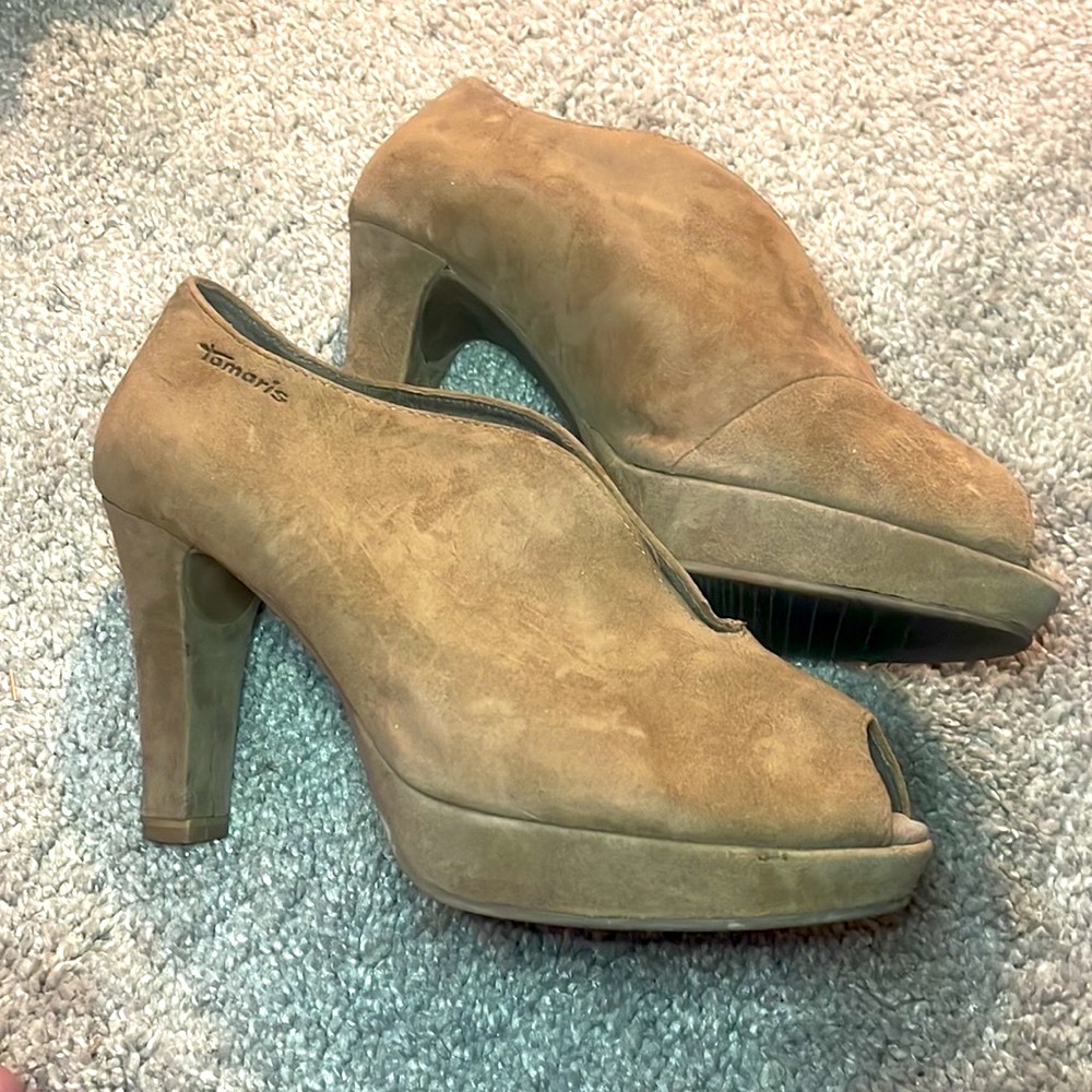 Tamaris tan peep toe suede heels 6.5